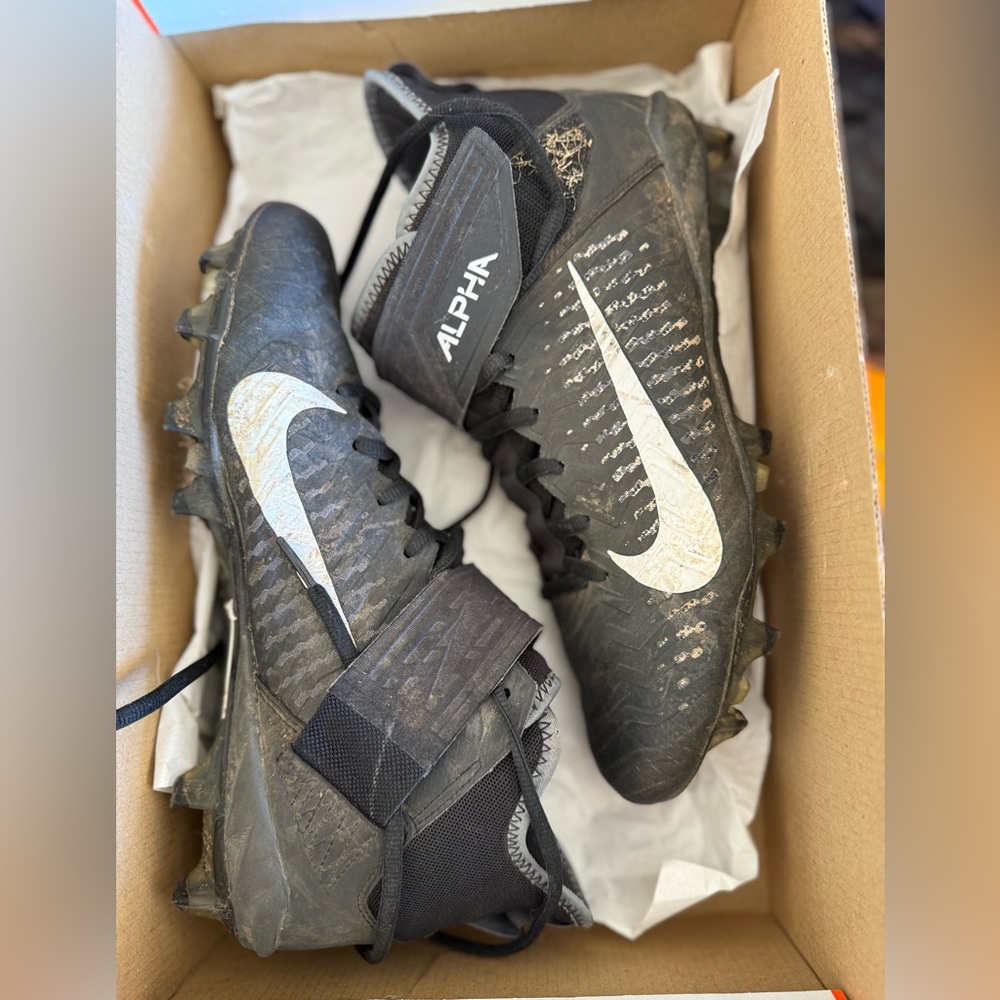 Nike Alpha Menace Pro 2 Mid Football Cleats